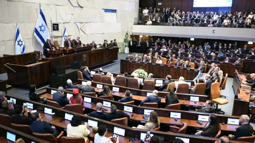 الكنيست الإسرائيلي خلال جلسة التصويت على مشروع قانون حل نفسه، مع وجود أعضاء البرلمان واللافتات الوطنية.