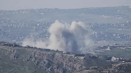 دخان يتصاعد من منطقة جبلية في لبنان، مما يشير إلى نشاط عسكري، وسط توترات متزايدة بين إسرائيل وحزب الله.