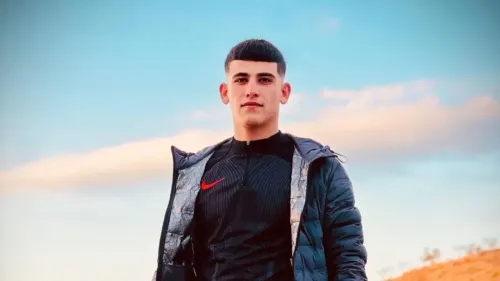 شاب فلسطيني يبلغ من العمر 20 عامًا، يظهر في الصورة مرتديًا سترة رياضية، توفي بعد إصابته برصاص القوات الإسرائيلية في الخليل.