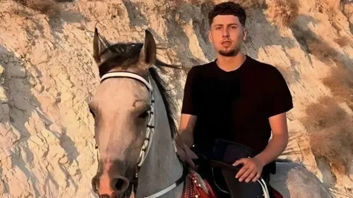 شاب فلسطيني-أمريكي يُدعى نصر الله أبو صيام، يظهر على ظهر حصان، بينما يواجه تصعيد العنف من المستوطنين في الضفة الغربية.