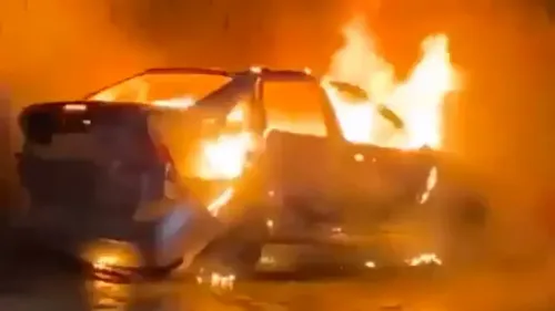 سيارة مشتعلة في منطقة الضفة الغربية، تعكس تصاعد العنف والهجمات المتعمدة من قبل المستوطنين الإسرائيليين ضد الفلسطينيين.