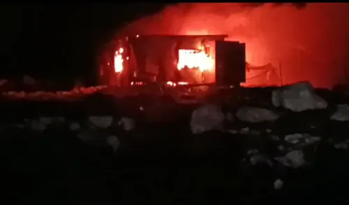 منازل في تجمع خلة السدرة البدوي مشتعلة، حيث أضرم المستوطنون النار فيها، مما يعكس تصاعد العنف ضد الفلسطينيين.