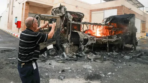 شخص يلتقط صورة لشاحنة محترقة في موقع الهجوم الذي نفذه المستوطنون في الضفة الغربية، حيث تعرضت الممتلكات للتخريب.