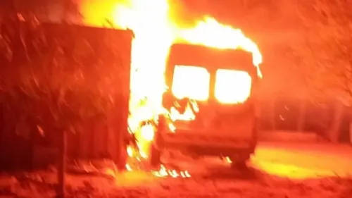 اشتعلت النيران في مركبة خلال هجوم للمستوطنين الإسرائيليين على بلدة جبع، مما أدى إلى تدمير الممتلكات وإصابة السكان.