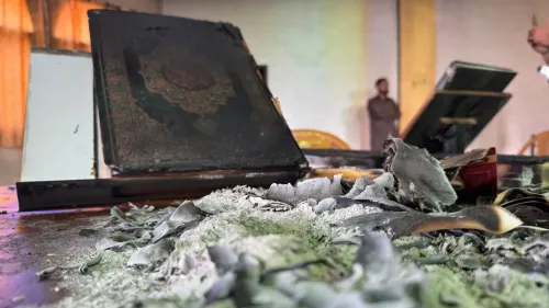 المسجد المتضرر بعد حريق متعمد، يظهر آثار الدمار والرماد، مع وجود مصاحف محترقة على الأرض، في سياق الاعتداءات ضد الفلسطينيين.