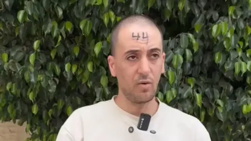 شاب فلسطيني يحمل الرقم 44 مكتوبًا على جبهته خلال حديثه عن اعتقاله في مداهمة الاحتلال الإسرائيلي في قباطية.