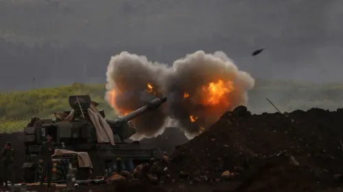 مدفعية تطلق قذيفة في منطقة حدودية، مع سحب الدخان واللهب تتصاعد، مما يعكس تصاعد التوترات العسكرية في لبنان.