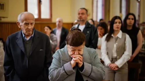 شخصيات مسنّة وشابة في كنيسة بلبنان، حيث يظهرون في حالة تأمل وصلاة خلال عيد الفصح وسط تصاعد القصف الإسرائيلي.