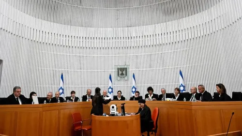 جلسة للمحكمة العليا الإسرائيلية، حيث يظهر القضاة في قاعة المحكمة مع العلم الإسرائيلي، وسط مناقشات حول قضايا حقوق الإنسان والمساعدات الإنسانية لغزة.