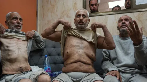 ثلاثة رجال فلسطينيين يجلسون في غرفة، يظهرون آثار التعذيب على أجسادهم النحيلة، يتحدثون عن معاناتهم في السجون الإسرائيلية.