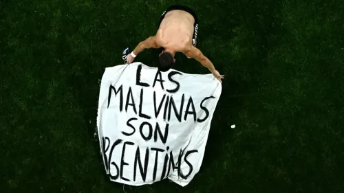 لاعب أرجنتيني يحمل لافتة مكتوب عليها "مالفيناس أرجنتينية" تعبيراً عن المطالب السيادية خلال كأس العالم بعد فوز الأرجنتين على إنجلترا.