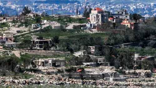 صورة تظهر منازل مدمرة في قرية كفر كلا بجنوب لبنان، بعد عمليات عسكرية إسرائيلية، تعكس الأضرار الناتجة عن النزاع المستمر.