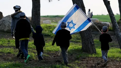 أطفال يحملون علم إسرائيل، يسيرون في اتجاه غزة خلال مسيرة تطالب بإقامة مستوطنات جديدة في القطاع.