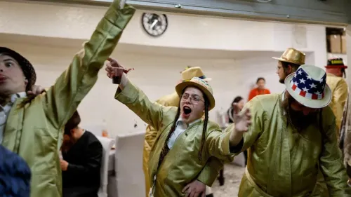 إسرائيليون يحتفلون بعيد المساخر في القدس، يرتدون أزياء ملونة ويعبرون عن فرحتهم في أجواء احتفالية.