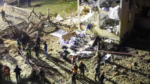 دمار كبير في مبنى في عراد بعد هجوم صاروخي، مع وجود فرق الإنقاذ في الموقع. تعكس الصورة فشل الحكومة في حماية المدنيين.