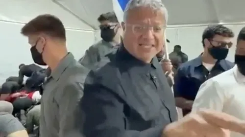 وزير الأمن القومي الإسرائيلي إيتمار بن غفير يلوح بالعلم الإسرائيلي أثناء مواجهة ناشطي قافلة السفن، وسط مشهد مثير للجدل.
