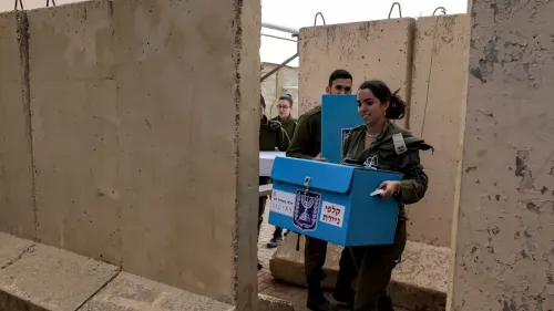 جنود إسرائيليون يحملون صناديق اقتراع متنقلة استعداداً للانتخابات العامة في مواقع عسكرية خارج الحدود المعترف بها دولياً.