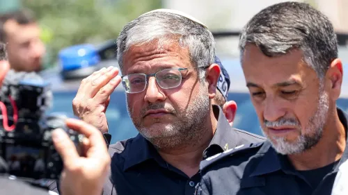 إيتمار بن غفير، وزير الأمن القومي الإسرائيلي، يظهر في مؤتمر صحفي، مع التركيز على تصريحاته المثيرة للجدل حول الأمن والشرطة.