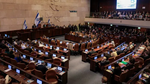 جلسة الكنيست الإسرائيلي مع أعضاء البرلمان، حيث تتصدر مناقشات حول تجنيد الأرثوذكس المتشددين في الجيش.
