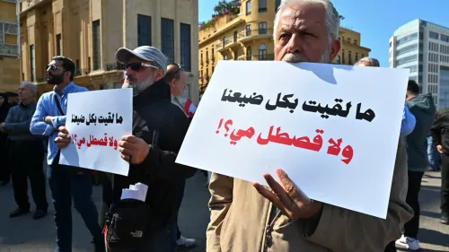 متظاهرون في بيروت يحملون لافتات تعبر عن رفضهم للتوسع الاستيطاني الإسرائيلي في جنوب لبنان، مع شعارات تدعو للحفاظ على الهوية الوطنية.