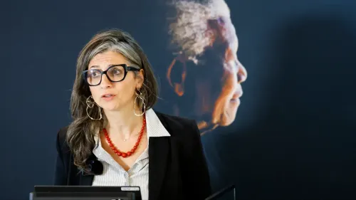 تظهر الصورة فرانشيسكا ألبانيز، مقررة الأمم المتحدة الخاصة المعنية بالأراضي الفلسطينية، خلال تقديم تقرير عن انتهاكات حقوق الإنسان في غزة.