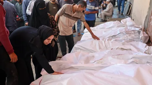 مشهد مؤلم لعائلات فلسطينية تتفقد جثامين ضحايا الإبادة الجماعية في غزة، وسط أجواء من الحزن والأسى.