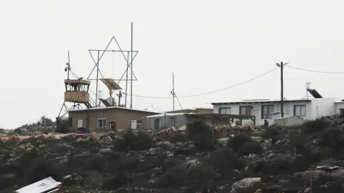 مستوطنة إسرائيلية في الضفة الغربية، تظهر المباني مع نجمة داود، تعكس التوسع الاستيطاني والقرارات الجديدة التي تعزز السيطرة الإسرائيلية.