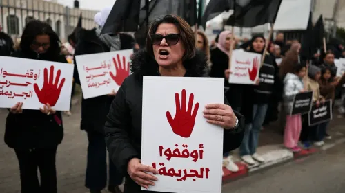 محتجون فلسطينيون في إسرائيل يحملون لافتات تطالب بوقف العنف والجريمة، مع التركيز على التواطؤ الأمني، خلال إضراب عام.