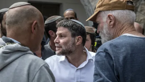 وزير المالية الإسرائيلي بتسليئيل سموتريتش يتحدث مع مستوطنين خلال اقتحام ضريح يوسف في نابلس، وسط تعزيزات عسكرية.