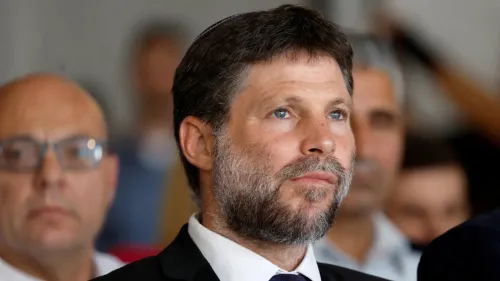 وزير المالية الإسرائيلي بتسلئيل سموتريتش يتحدث في مؤتمر، مع التركيز على استمرار الحصار على غزة ومنع دخول المساعدات.