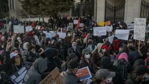 مظاهرة في إسطنبول ضد اعتقال الصحفيين، حيث يجلس محتجون يحملون لافتات تعبر عن مطالبهم السياسية.