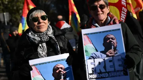 امرأتان تحملان لافتات تطالب بالإفراج عن الإمام محمد شاهين، وسط مظاهرة مؤيدة لفلسطين في إيطاليا، تعبيرًا عن التضامن.