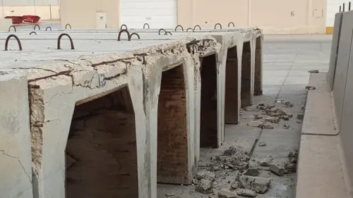 بقايا مخابئ خرسانية متداعية في معسكر السيلية بقطر، حيث يعيش الأفغان في حالة من الذعر بسبب الصواريخ المتساقطة.