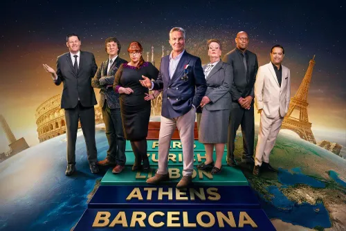 مجموعة من المتسابقين في برنامج "The Chase Around the World" يقفون على منصة تحمل أسماء مدن أوروبية، مع خلفية تمثل معالم شهيرة مثل برج إيفل والكولوسيوم.