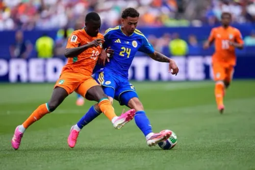 مواجهة بين لاعبين من منتخب ساحل العاج وكوراساو خلال مباراة كأس العالم، حيث يسعى اللاعب الإيفواري للسيطرة على الكرة.