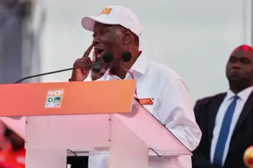 الرئيس الحسن واتارا يتحدث بحماس خلال تجمع انتخابي في أبيدجان، محاطًا بداعميه، استعدادًا للانتخابات الرئاسية.