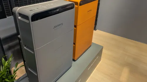 وحدات بطارية منزلية من Jackery بسعات مختلفة، تُظهر نظام SolarVault 3 القابل للتوسيع لتخزين الطاقة الشمسية في المنازل والشقق.