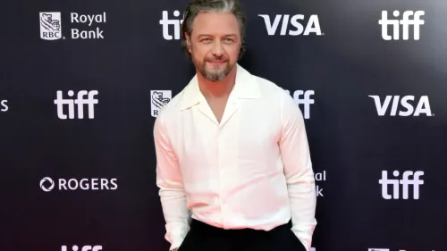 جيمس ماكافوي في مهرجان تورونتو السينمائي 2026، يرتدي قميصًا أبيض ويشارك في فيلم درامي روحي بعنوان "Faith".