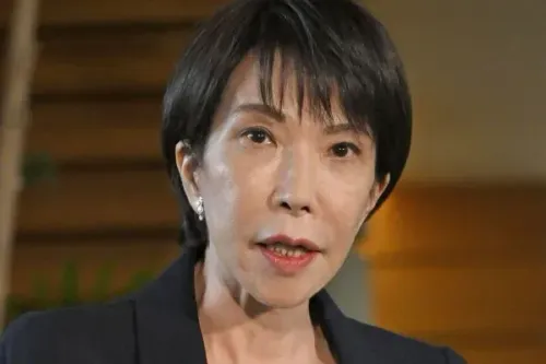 وزيرة الخارجية اليابانية سانا تاكايشي تتحدث في مؤتمر صحفي، تعبر عن التزام اليابان بتعزيز دفاعاتها في ظل التوترات الإقليمية المتزايدة.