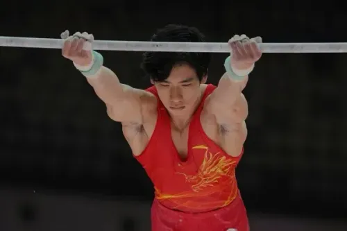 النجم الياباني دايكي هاشيموتو يصبح ثاني لاعب جمباز رجال يفوز بثلاثة ألقاب عالمية في جميع الفئات