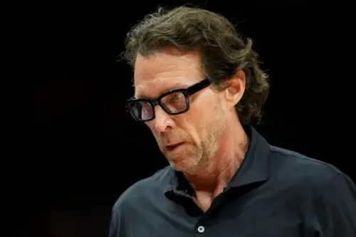 مدرب فريق أتلانتا هوكس يظهر بملامح جدية خلال مباراة ضد بوسطن سيلتيكس، حيث تأثر بأداء الفريق في المباراة.