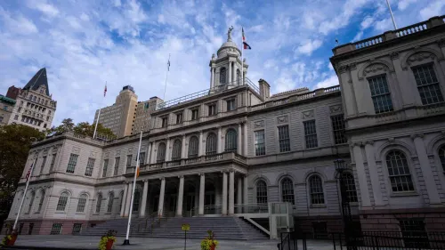 مبنى بلدية نيويورك يظهر في الصورة، مع سماء زرقاء وصافية، ويعكس السياق السياسي حول انتقاد رابطة مكافحة التشهير لسياسات العمدة زهران ممداني.