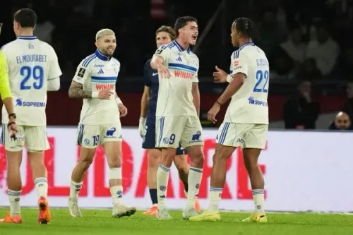 فرحة لاعبي ستراسبورغ بعد تسجيل الأهداف في مباراة مثيرة ضد باريس سان جيرمان، حيث أظهروا روح الفريق والتعاون.