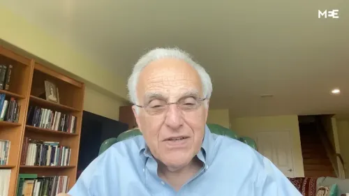 جون إسبوزيتو، الأكاديمي الأمريكي المتخصص في الدراسات الإسلامية، يتحدث من مكتبه المليء بالكتب في فيديو تعريفي.