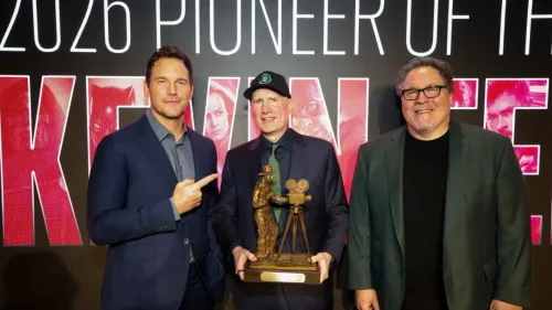 كيفن فايغي يتسلم جائزة رائد العام في حفل مؤسسة Will Rogers Motion Picture Pioneers بحضور كريس برات والمخرج جون فافرو.