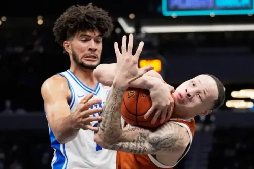 لاعب كرة سلة من فريق ديوك يحاول استعادة الكرة من لاعب فريق تكساس خلال مباراة مثيرة في بطولة ديك فيتالي إنفيتاتيونال.