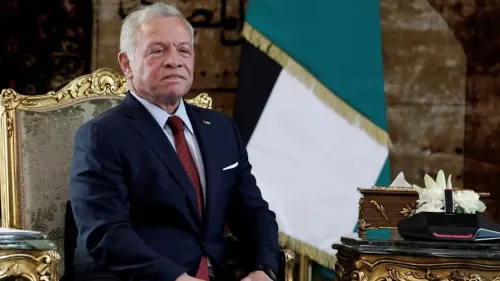 وزير الداخلية الأردني مازن الفراية يجلس في مؤتمر صحفي، معلنًا حظر جماعة الإخوان المسلمين ومنع الترويج لأيديولوجيتها.