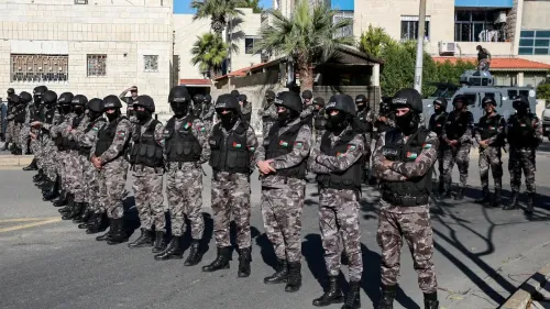 عناصر من القوات الأمنية الأردنية يرتدون زيًا عسكريًا ويستعدون في صفوف، في سياق حملة اعتقالات واسعة تستهدف نشطاء التضامن مع غزة.