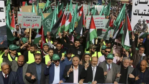 تجمع حاشد في الأردن، حيث يحمل المشاركون الأعلام الأردنية والفلسطينية لرفض إجراءات الحكومة ضد جماعة الإخوان المسلمين.