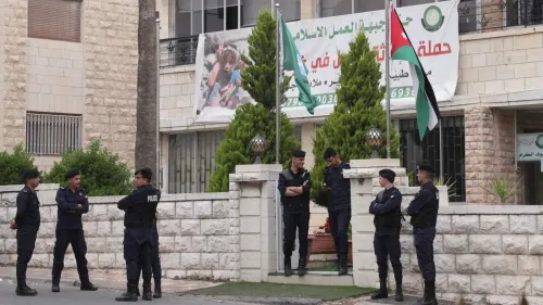 تجمع عدد من رجال الشرطة أمام مقر حزب جبهة العمل الإسلامي في الأردن، حيث تظهر الأعلام الأردنية واللافتات الداعمة للحزب.